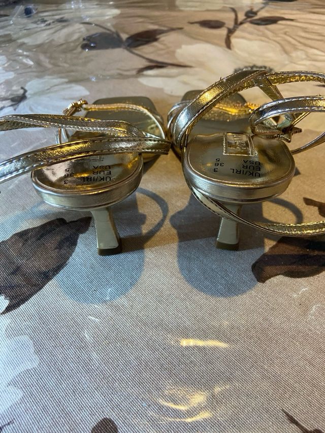 Sandalias doradas tacón Primark Talla 36