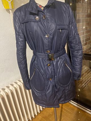 Abrigo azul con cinturón