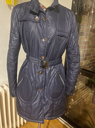 Abrigo azul con cinturón