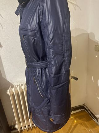 Abrigo azul con cinturón