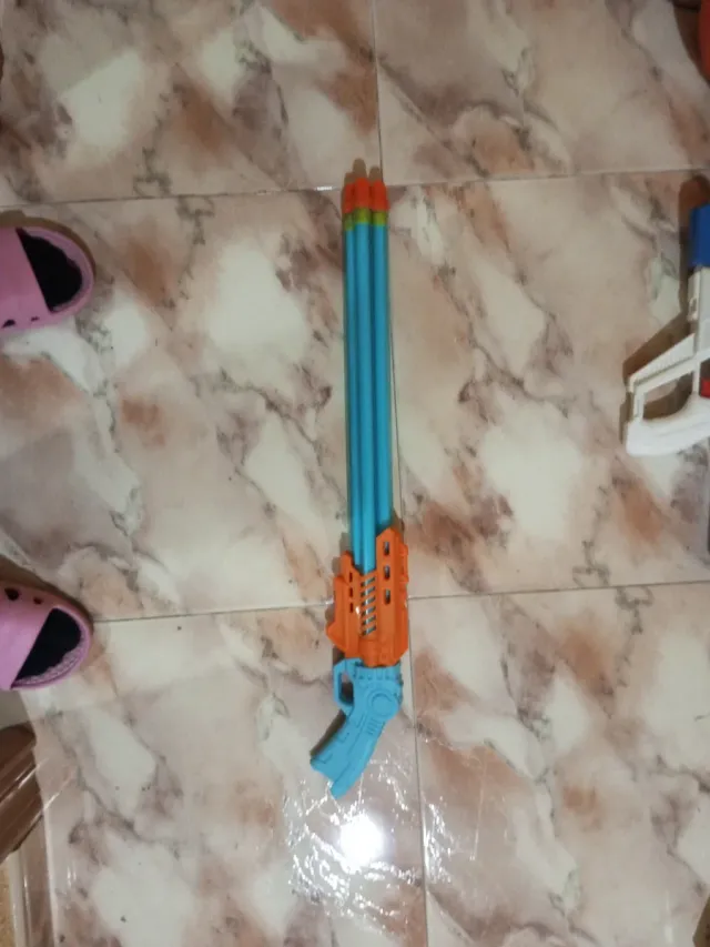 Pistola de Agua Azul y Naranja