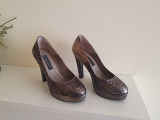 Zapatos tacón Sacha London marrones y dorados