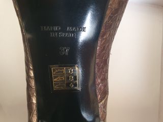 Zapatos tacón Sacha London marrones y dorados