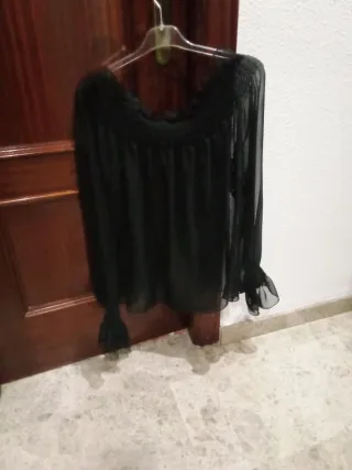Blusa negra manga larga con volantes