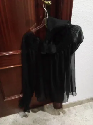 Blusa negra manga larga con volantes
