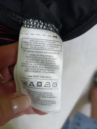 Camiseta deportiva Adidas negra y rosa