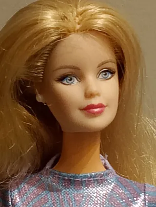 Bambola Barbie bionda con vestito