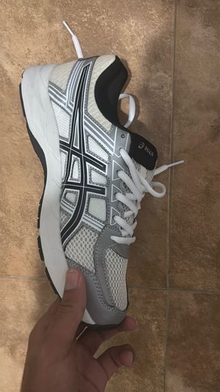 Zapatillas Asics grises y blancas