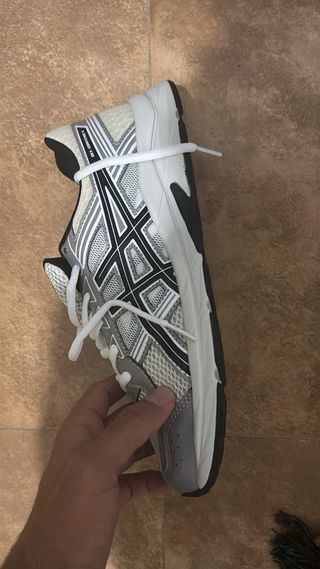 Zapatillas Asics grises y blancas