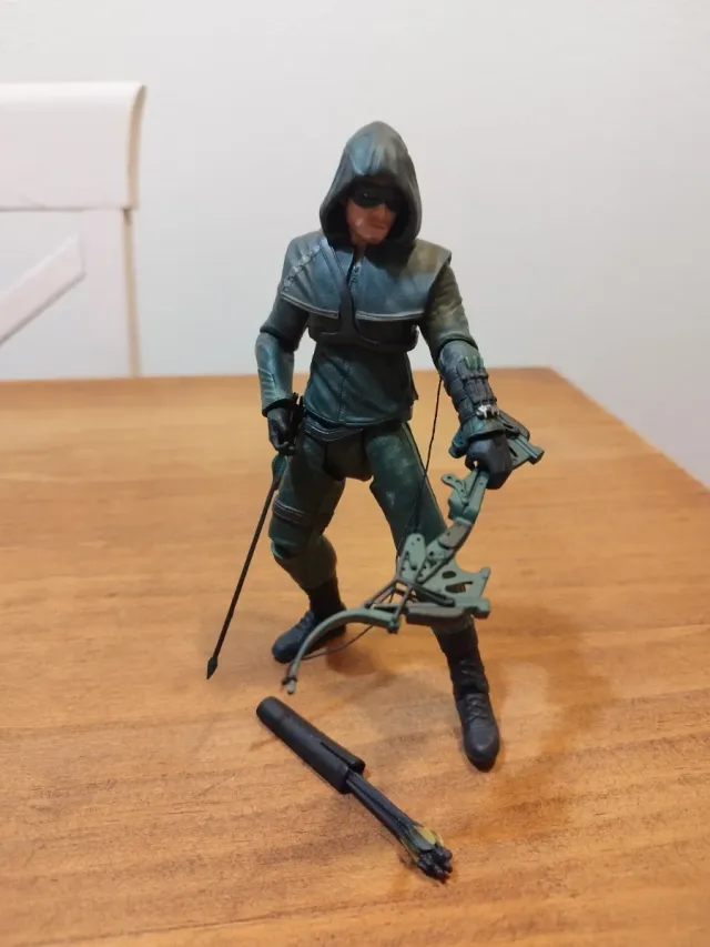 Figura Green Arrow con arco e frecce
