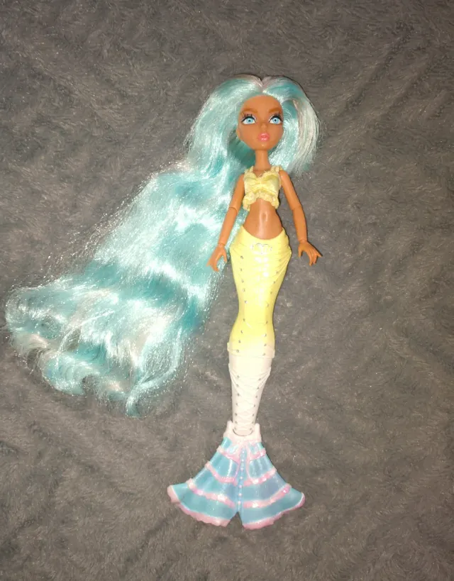 Muñeca Mermaze Mermaidz Casea