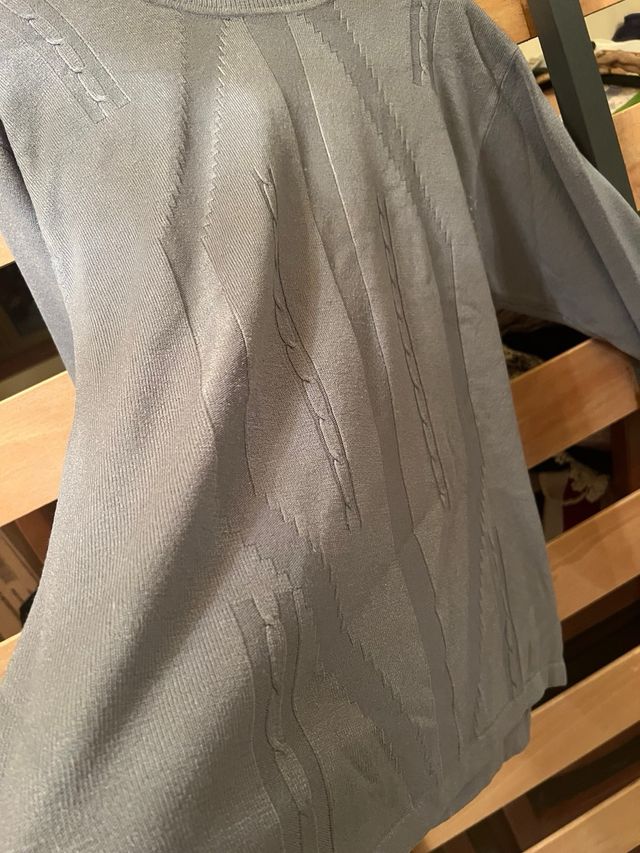 Jersey gris de punto con cuello redondo