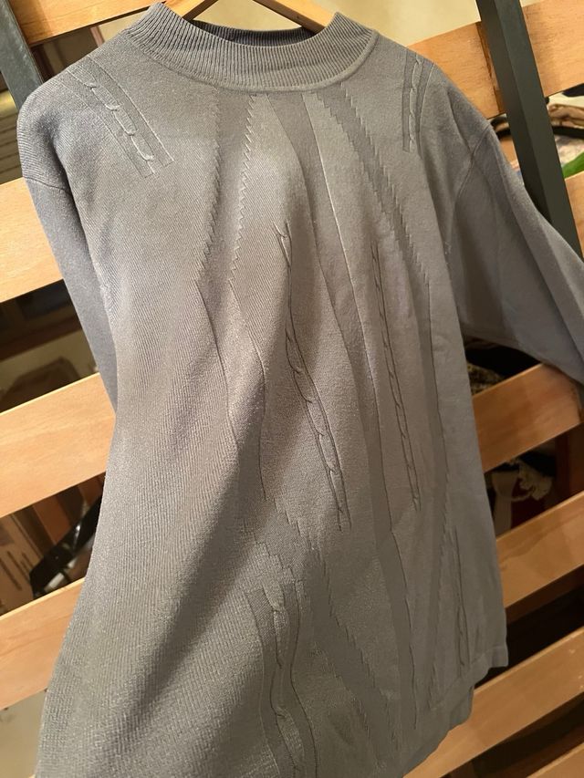 Jersey gris de punto con cuello redondo