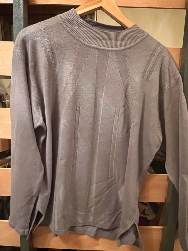 Jersey gris de punto con cuello redondo