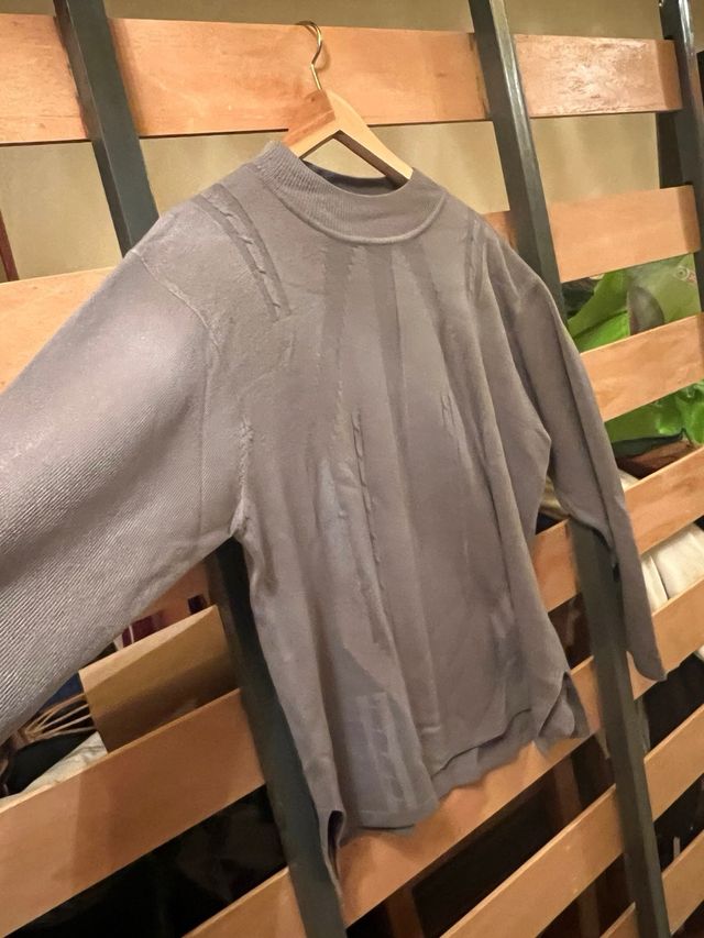 Jersey gris de punto con cuello redondo