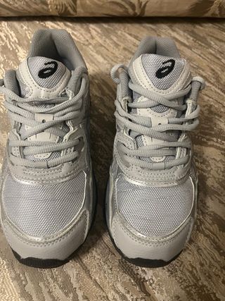 Zapatillas Asics grises y plateadas
