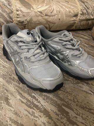Zapatillas Asics grises y plateadas