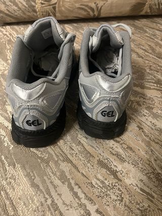 Zapatillas Asics grises y plateadas