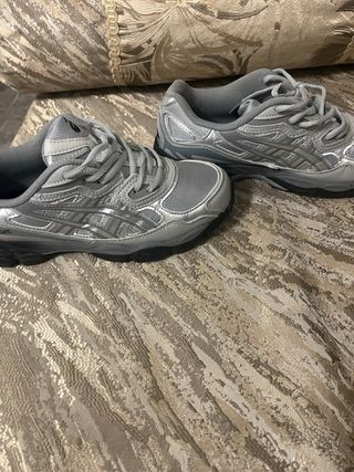 Zapatillas Asics grises y plateadas