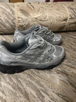 Zapatillas Asics grises y plateadas