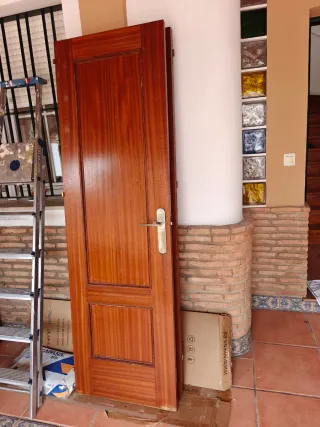 Puerta de madera con y sin cristal.