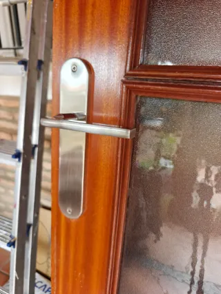 Puerta de madera con y sin cristal.