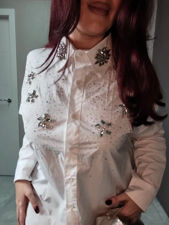 Camisa blanca larga con strass