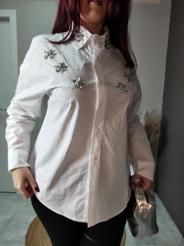 Camisa blanca larga con strass