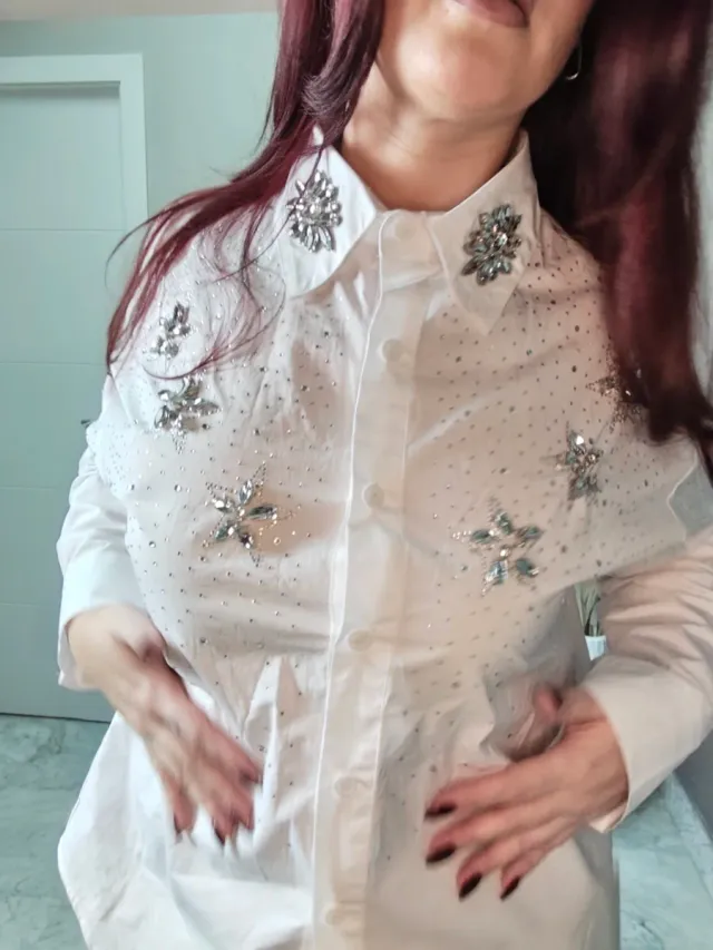 Camisa blanca larga con strass