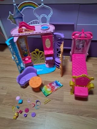 Castello di Barbie con accessori e la sua mascotte