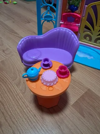 Castello di Barbie con accessori e la sua mascotte