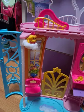 Castello di Barbie con accessori e la sua mascotte