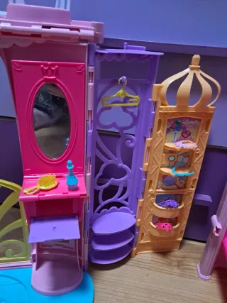 Castello di Barbie con accessori e la sua mascotte