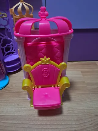 Castello di Barbie con accessori e la sua mascotte