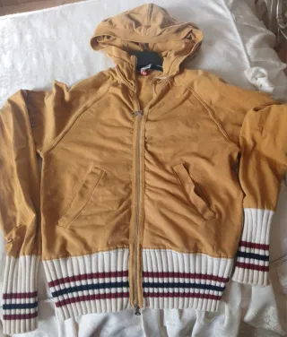 Felpa con cerniera e stampa