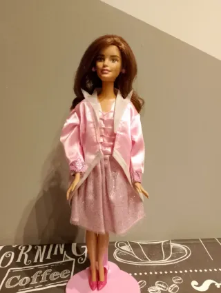 Barbie bruna con outfit rosa
