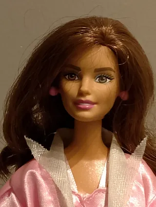 Barbie bruna con outfit rosa