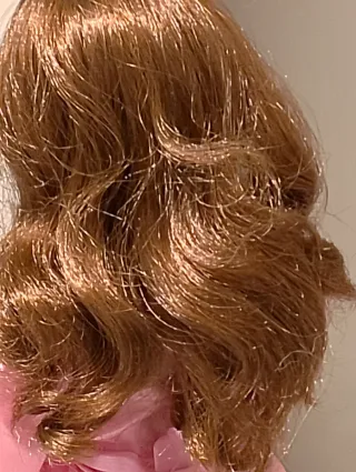 Barbie bruna con outfit rosa