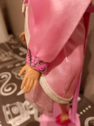 Barbie bruna con outfit rosa