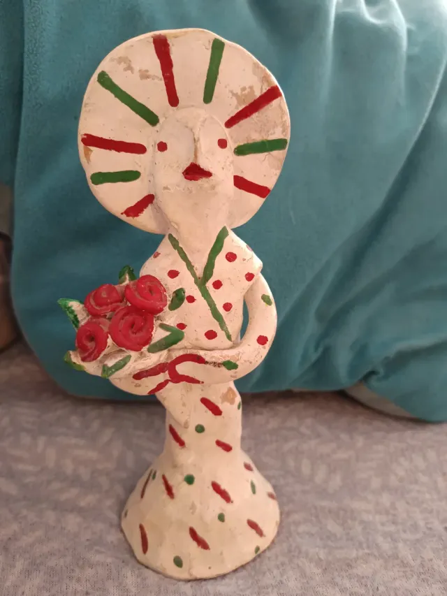 Antico fischietto in ceramica con cappello