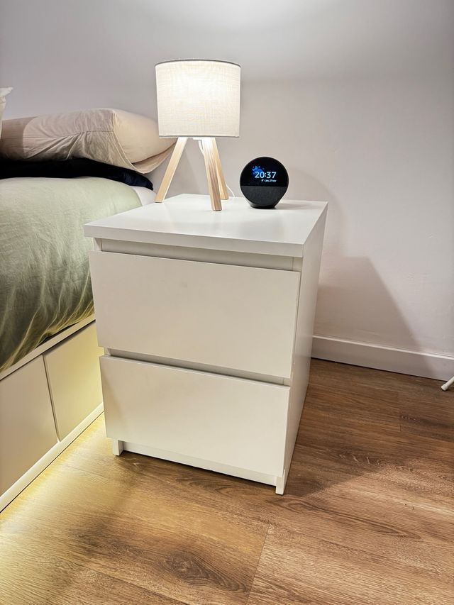 Comodino bianco e in legno nuovo