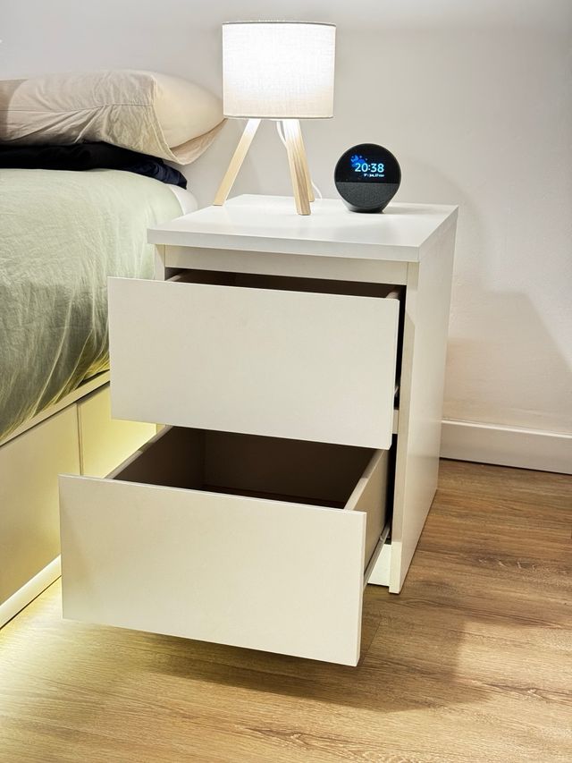 Comodino bianco e in legno nuovo