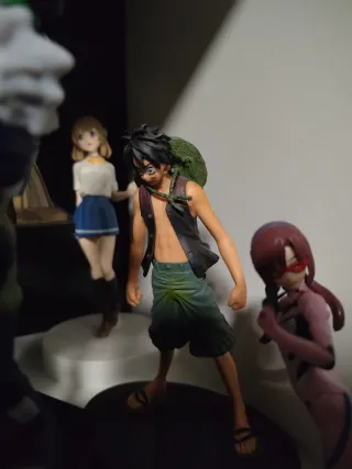 Figura de Luffy y de regalo la chica de rosa