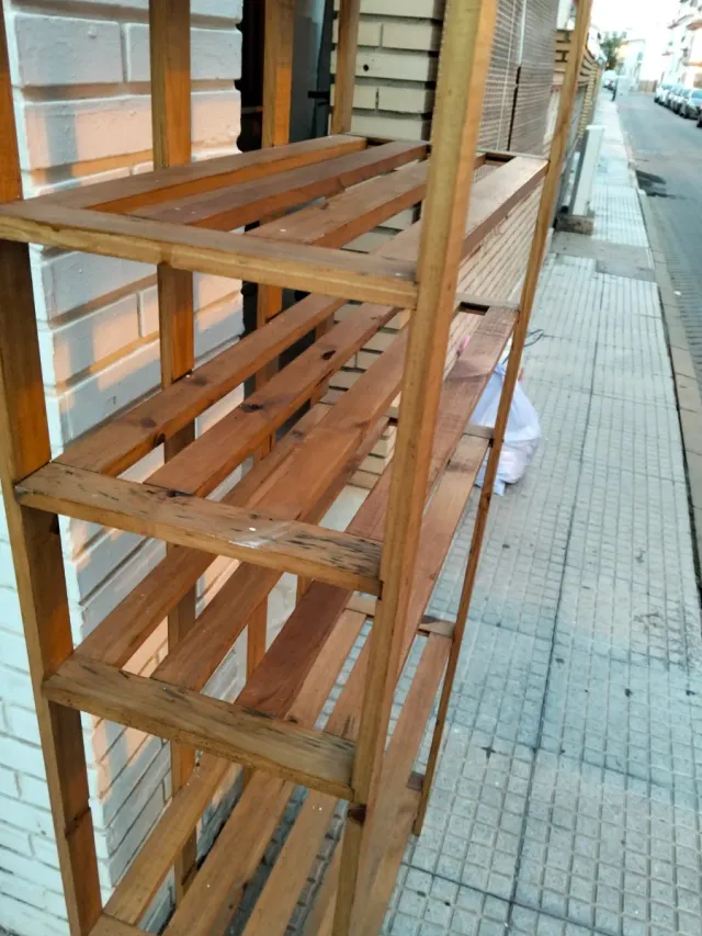Estantería de madera