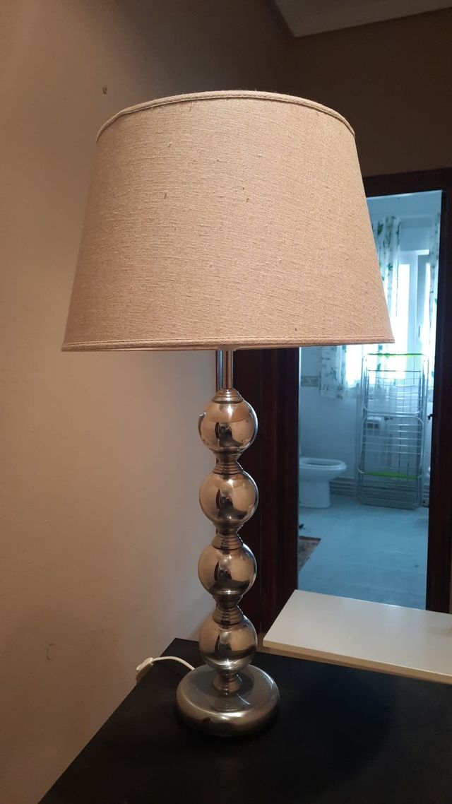 Lampada da tavolo beige e argentata
