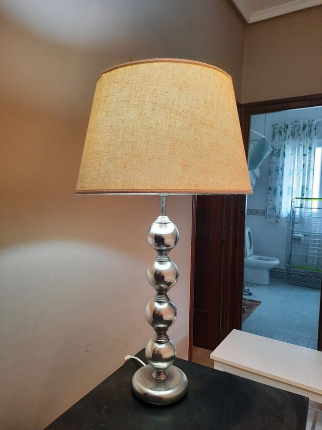 Lampada da tavolo beige e argentata