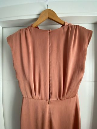 Vestido midi Cherubina modelo Pina salmón