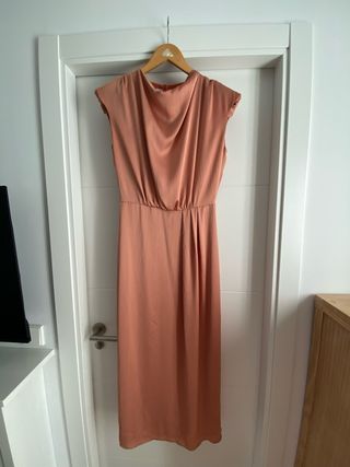 Vestido midi Cherubina modelo Pina salmón