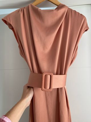 Vestido midi Cherubina modelo Pina salmón