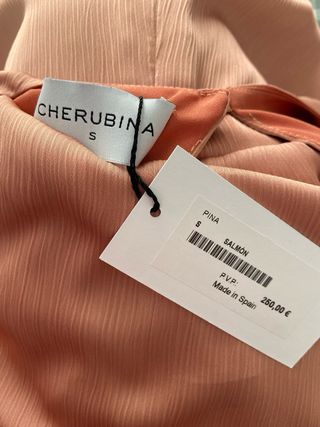 Vestido midi Cherubina modelo Pina salmón